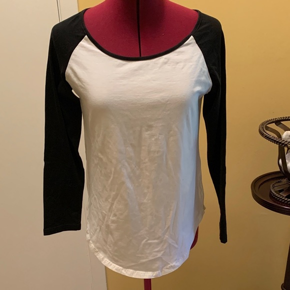 Raglan Sleeve Top in black and white - Picture 1 of 8
